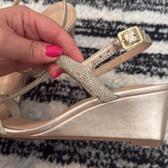 Adrienne Vittadini Adonnis wedge heel sandal
Size 7.5 - Picture 4 of 4